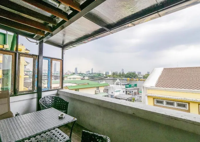 Art Sanamchai Hostal