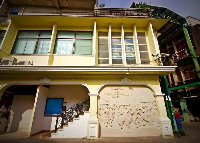 Art Sanamchai Hostal *