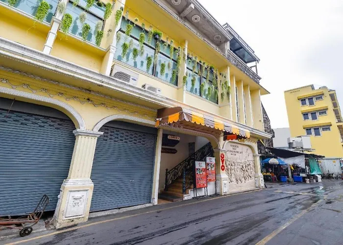 Art Sanamchai Hostal
