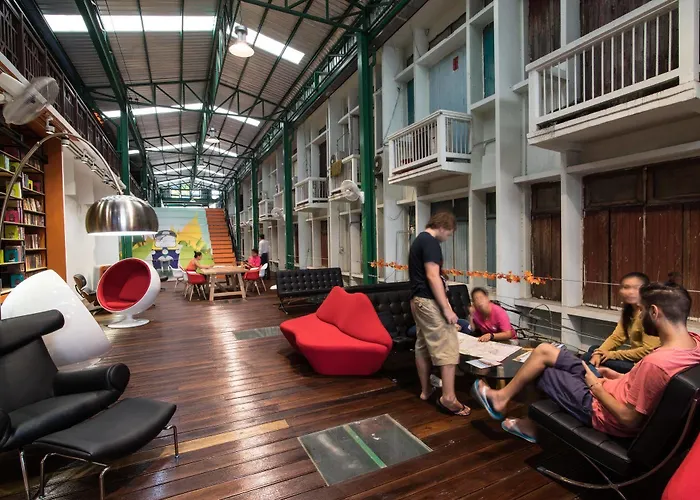 Art Sanamchai Hostal